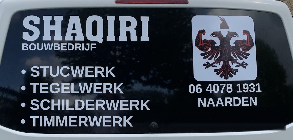 Achterruit van de bedrijfsbus met het Shaqiri Bouwbedrijf-logo en de dubbelkoppige adelaar